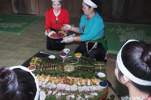 Độc đáo mâm 'cỗ lá' ngày Tết của người Mường