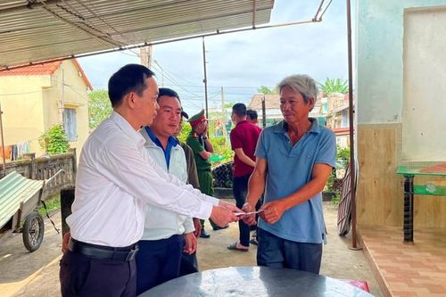Hai thiếu niên tự chế pháo nổ người mất mạng, người đi cấp cứu