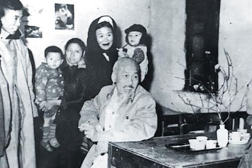 Bác Hồ chúc Tết đêm Ba mươi