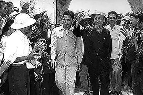 Tháng ngày bên Bác