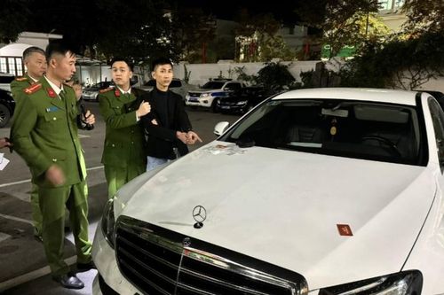 Tìm thấy ma túy trong xe Mercedes E200 do nam thanh niên điều khiển