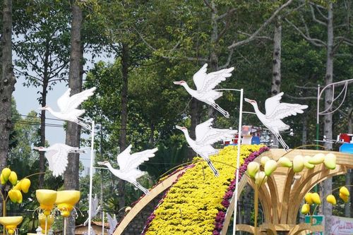 Đường hoa Xuân trên Đất Sen hồng