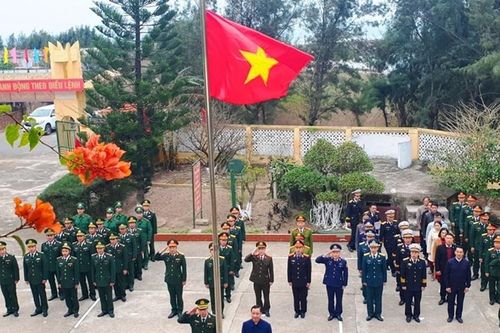 Lễ chào cờ trên Bạch Long Vĩ trong ngày đầu tiên của năm mới