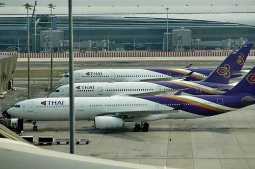 Hành khách mở tung cửa thoát hiểm máy bay để trốn 'người áo đen'