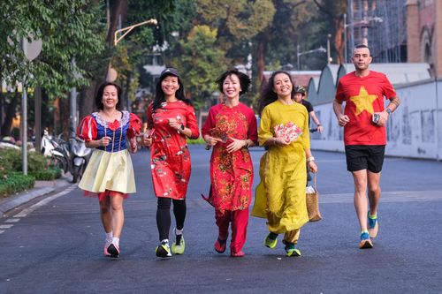 'Nàng thơ' chạy bộ, tặng lì xì sáng đầu xuân Giáp Thìn ở TP.HCM
