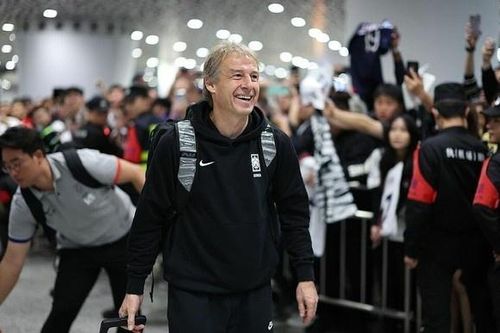 CĐV Hàn Quốc ném kẹo vào Klinsmann