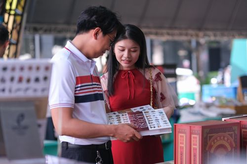 Người Việt khai chữ đầu năm tại Lễ hội Đường sách Tết Giáp Thìn