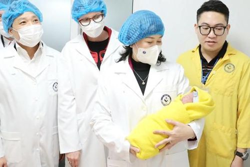 Khoảnh khắc tuyệt vời chào đón những em bé đầu tiên năm Giáp Thìn 2024