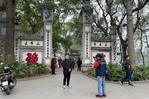 Hà Nội yên bình, nhẹ nhàng trong sáng mùng 1 Tết