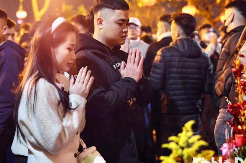 Hàng nghìn người đổ về phủ Tây Hồ đi lễ đầu năm