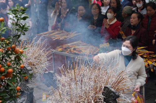 Chen chân đi lễ tại chùa Quán Sứ ngày đầu năm