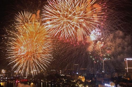 Hình ảnh pháo hoa rực sáng trên bầu trời Thủ đô chào đón Xuân Giáp Thìn 2024