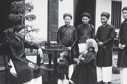 Chữ và nghĩa: 'Tháng Giêng ăn Tết ở nhà'