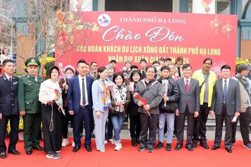 Ngành du lịch rộn ràng đón khách xông đất đầu Xuân