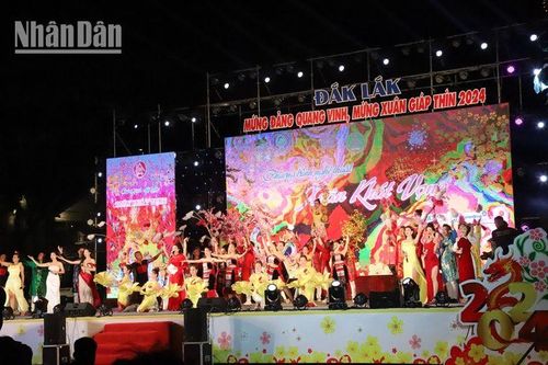 Hàng nghìn người dân Đắk Lắk đổ về trung tâm thành phố Buôn Ma Thuột đón Giao thừa Xuân Giáp Thìn 2024