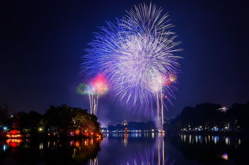 Ngắm pháo hoa thắp sáng bầu trời Hà Nội đón chào năm mới Giáp Thìn 2024