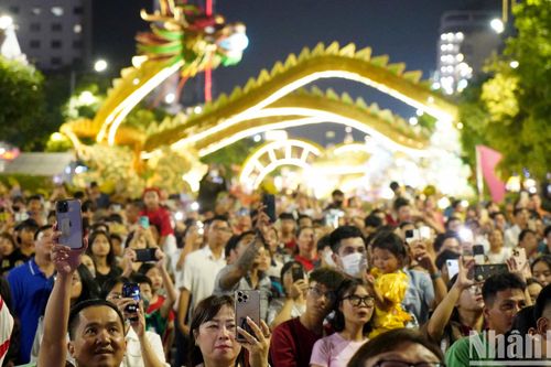 Khoảnh khắc người dân Thành phố Hồ Chí Minh đón năm mới 2024 dưới bầu trời pháo hoa