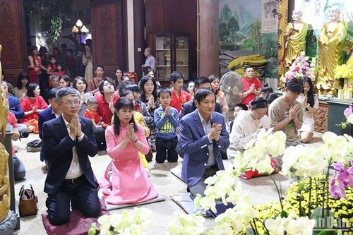 Người Việt tại Lào đi lễ giao thừa đón năm mới Giáp Thìn 2024