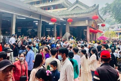 An Giang: Khu du lịch quốc gia Núi Sam đón hơn 300.000 du khách ngày đầu năm mới