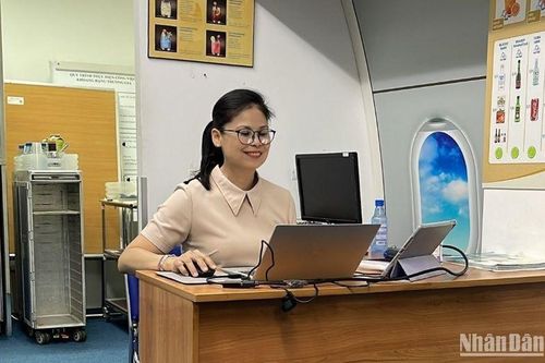 Những công việc lặng thầm phía sau chuyến bay chở 'Tết'