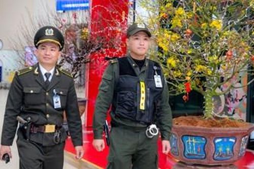 Những nhân viên hàng không làm xuyên Tết vì chuyến bay an toàn, thuận lợi