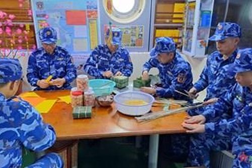 Cảnh sát biển đón xuân trên biển