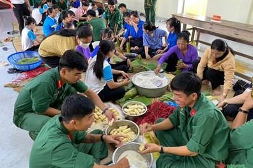 Bộ đội thị xã Kiến Tường chuẩn bị đón xuân vui nơi biên giới