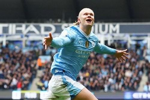 Haaland giúp Man City tạm chiếm ngôi đầu Ngoại hạng Anh