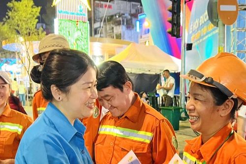 Thăm công nhân vệ sinh tại TPHCM trực làm đẹp đường phố đêm giao thừa