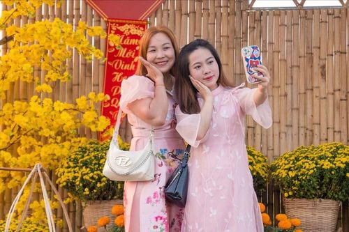 Hàng chục ngàn người về Waterpoint ngắm pháo hoa, du Xuân đầu năm mới