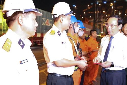 Tổng Công ty Tân cảng Sài Gòn: Tổ chức phát lệnh làm hàng đầu Xuân Giáp Thìn 2024