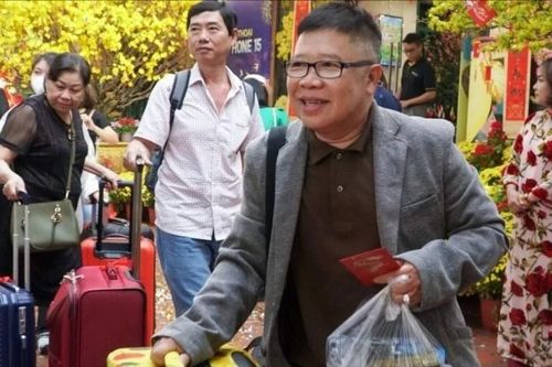 Mùng 1 Tết, khách nhộn nhịp du xuân 3 miền
