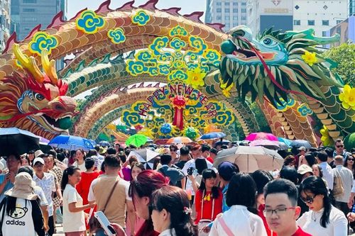 Người dân TPHCM nô nức xuống phố du xuân mùng 1 Tết
