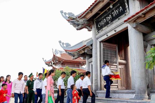 Cùng quân và dân quần đảo Trường Sa đi chùa, chơi trò chơi dân gian dịp đầu Năm mới