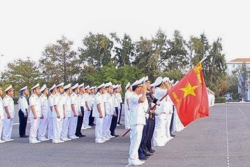 Các chiến sĩ hải quân chào cờ đầu năm, đua xuồng, nhảy bao bố… đón Xuân Giáp Thìn