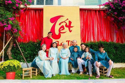 Gia đình Hồ Ngọc Hà chọn áo dài tông xanh mừng Tết Giáp Thìn 2024