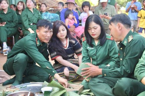 Những người dệt mùa Xuân biên cương