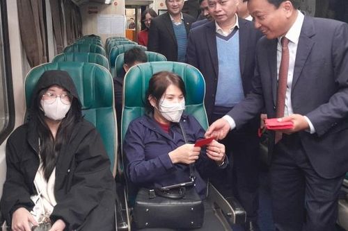 Hân hoan chuyến tàu cuối năm Quý Mão 2023 rời ga Hà Nội