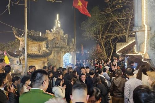 Hàng ngàn người dân phố biển ghé đền Độc Cước đêm Giao thừa