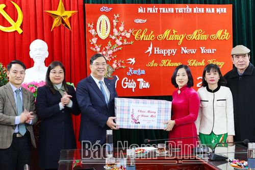 Lãnh đạo tỉnh Nam Định thăm, chúc Tết các đơn vị làm nhiệm vụ đêm Giao thừa