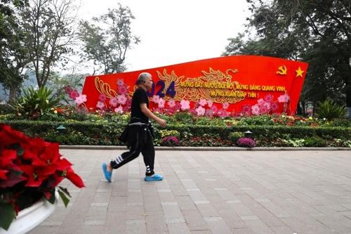 Phố phường Hà Nội vắng vẻ, yên bình trong sáng Mùng 1 Tết 2024