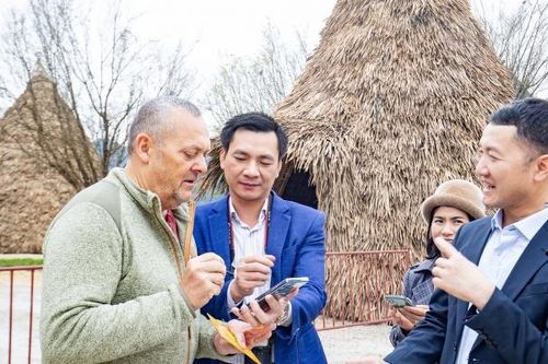 Những du khách Quốc tế đầu tiên du xuân 'xông đất' Ninh Bình