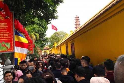 Hà Nội: Du khách 'chen chân' xếp hàng để vãng cảnh chùa Trấn Quốc