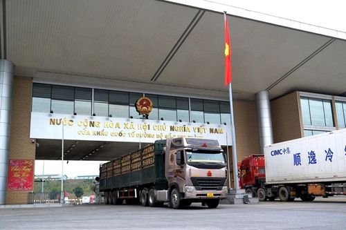 Chuyến xe hàng đầu tiên 'xông đất' tại Cửa khẩu Kim Thành