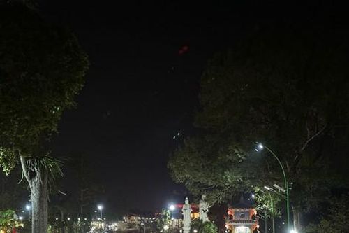 Sau giao thừa, hàng nghìn người dân đi lễ xin lộc tại ngôi chùa lớn nhất Đông Nam Bộ