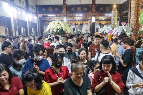 Hàng nghìn người đổ về chùa Vĩnh Nghiêm sau thời khắc Giao thừa