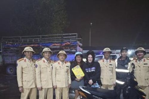 Công an Quảng Trị giúp đỡ 2 phụ nữ nước ngoài bị nạn tối 30 Tết