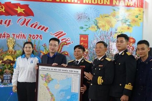 Bí thư Trung ương Đoàn chúc Tết lính đặc công trực xuyên Tết