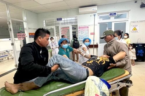 Nữ sinh nguy cơ mù vĩnh viễn do pháo hoa bắn vào mắt