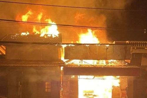 Bà hỏa thiêu rụi 2 căn nhà ở Kon Tum đêm giao thừa